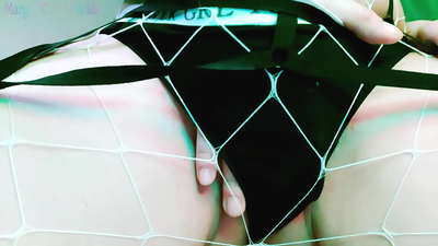 빨간 머리는 그녀의 거시기를 얼간이 하는 방법을 설명하고 그녀의 음부를 보여줍니다 - 더러운 단어